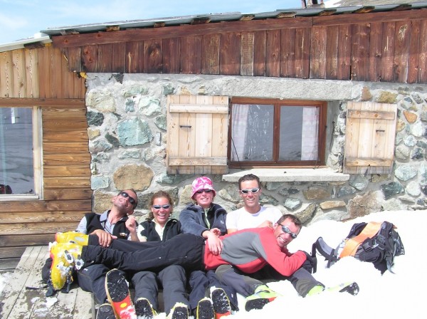 #6 La loose pose à la Blanche : La troupe au soleil devant le refuge d La loose pose à la Blanche : La troupe au soleil devant le refuge d'hiver de la Blanche