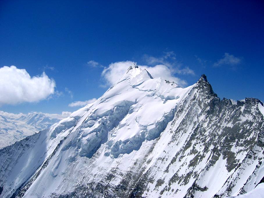 #12 Weisshorn : arrivés au sommet du Bishorn, on est éblouis par la belle face du Weisshorn, pas débonnaire du tout... Weisshorn : arrivés au sommet du Bishorn, on est éblouis par la belle face du Weisshorn, pas débonnaire du tout...