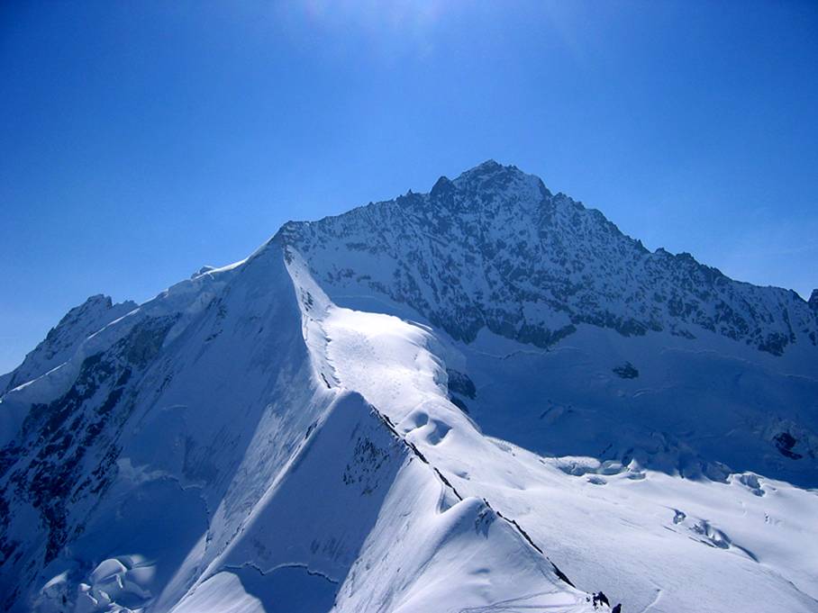 #21 Les choses sérieuses : L Les choses sérieuses : L'arête à traverser vue du blanc de Moming...effilée et vertigineuse!
