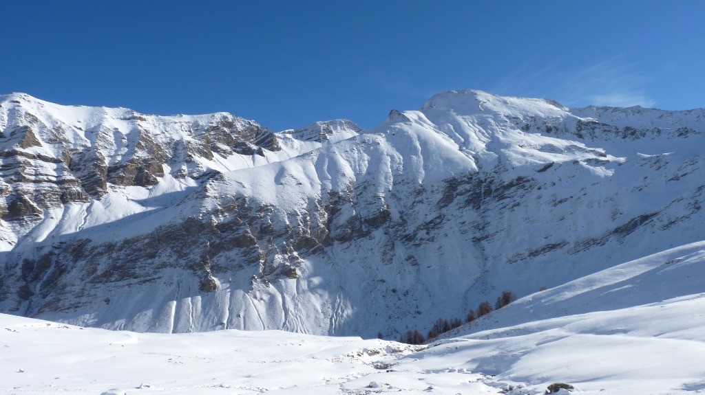 Au centre le sommet de la crête de la Pisse secteur la Lalatcha