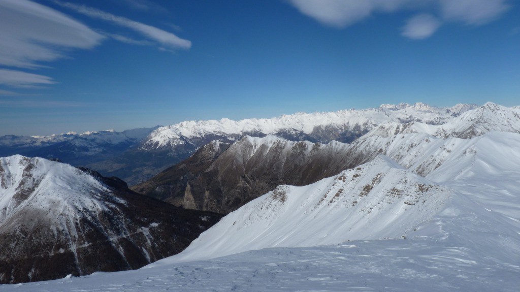 Le pic haut au centre de la photo et la crête de la Ratelle à sa droite 