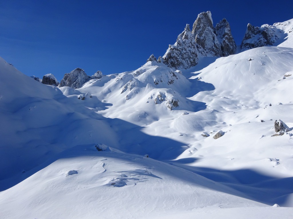 Belle ambiance hivernale sous le col de la Valette