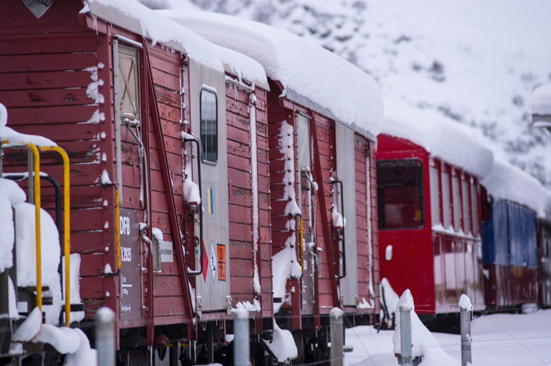 les vieux wagons du tunnel de la Furka sous 40-60 de fraîche