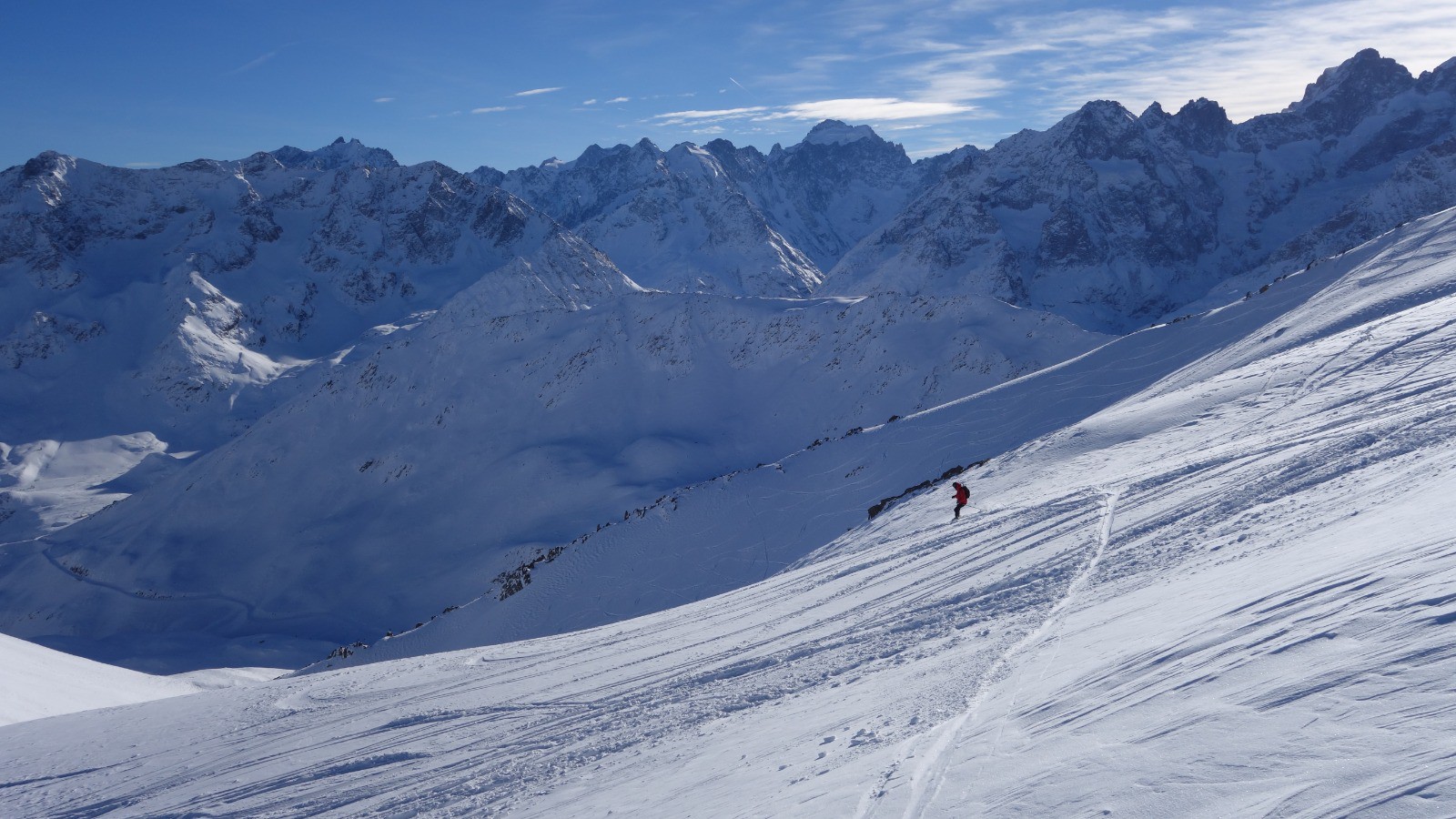 Descente en versant SE face à la Barre des Ecrins