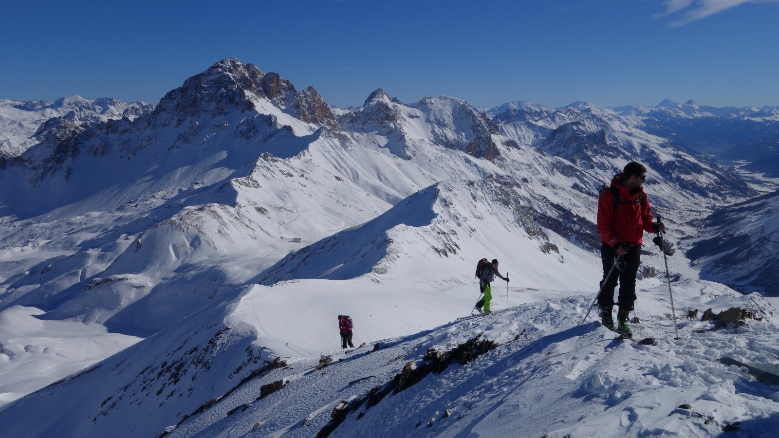 Jonathan arrive au sommet sur fond de Grand Galibier