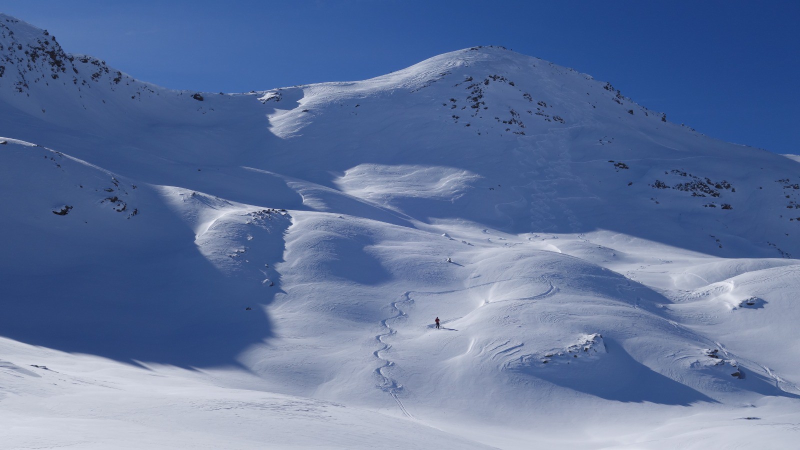#13 Vue globale de la descente et le petit collet sur la gauche où nous remonterons Vue globale de la descente et le petit collet sur la gauche où nous remonterons
