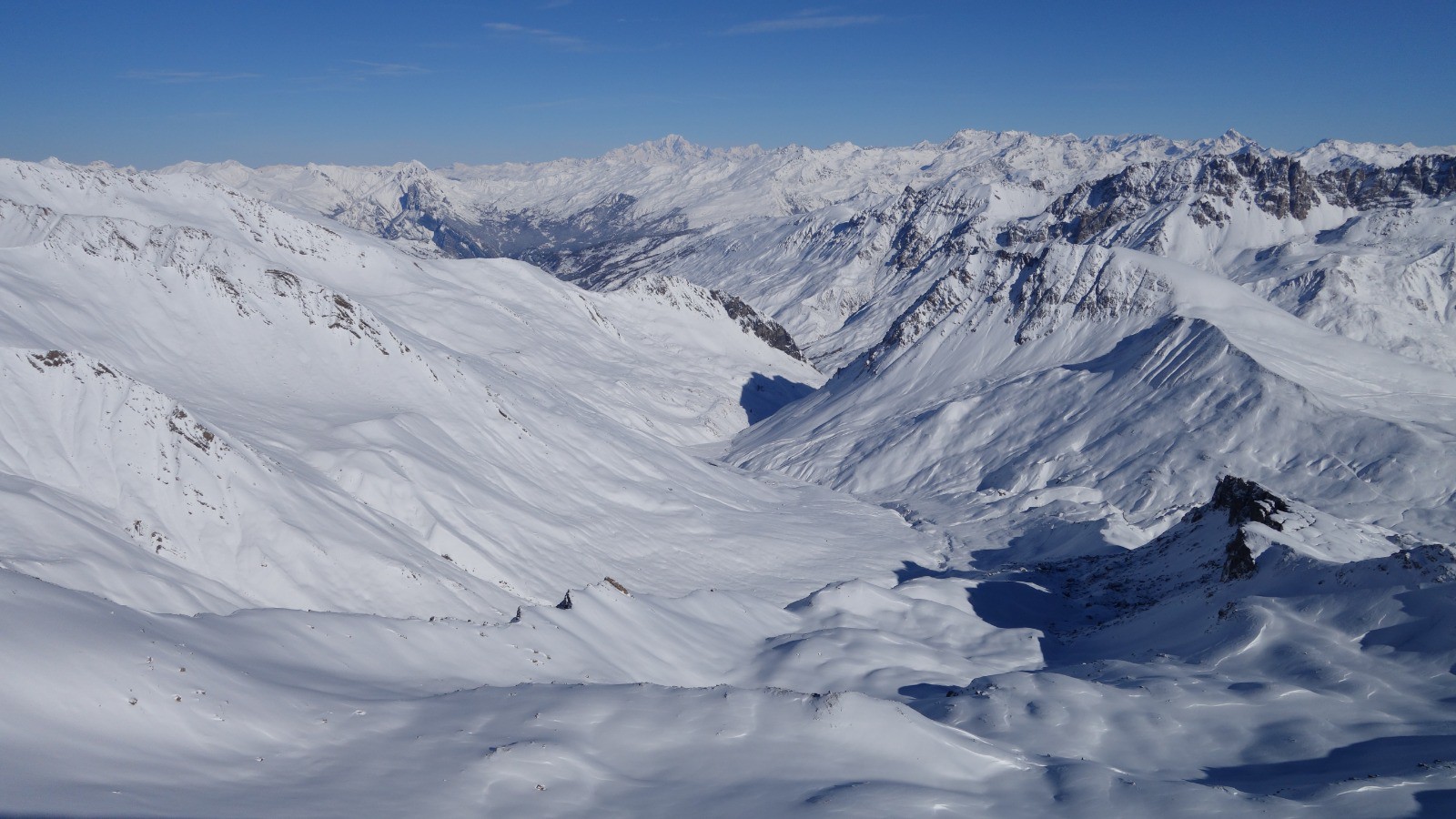 Notre premier vallon de descente face au Mont-Blanc