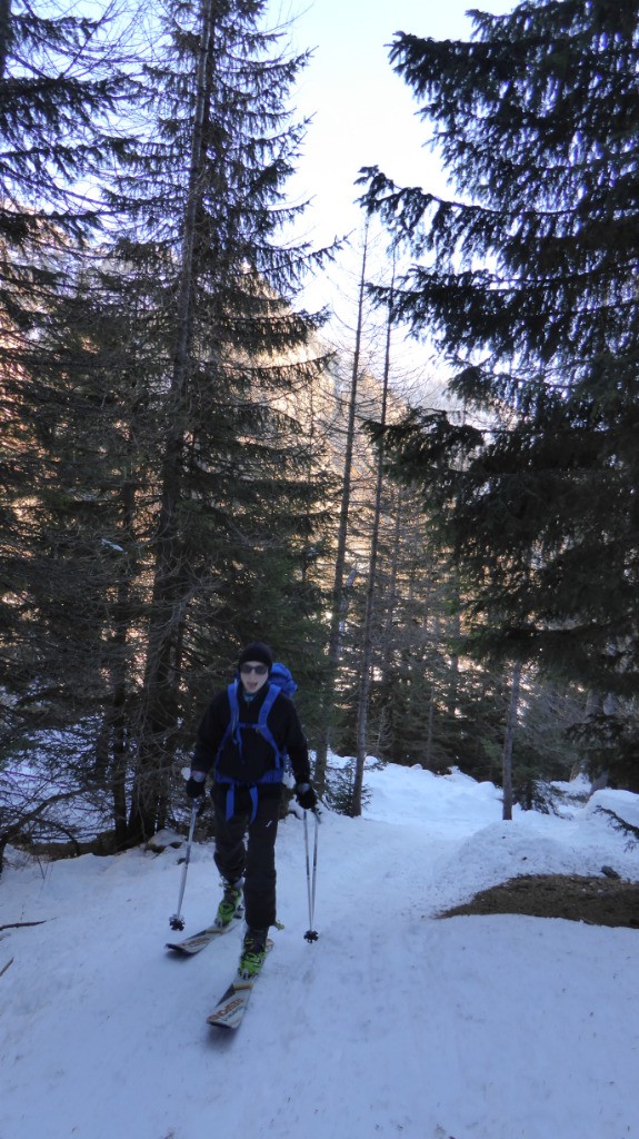 Sur le sentier qui coupe les épingles du haut