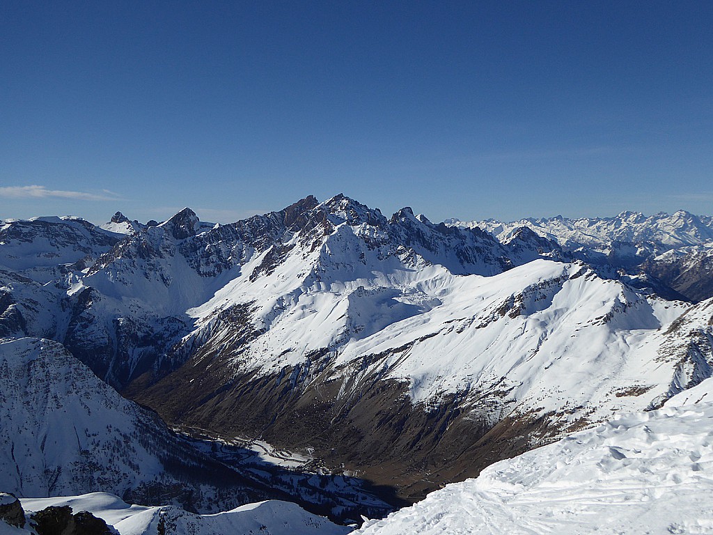 Dans le trou, Maljasset et au dessus le Pic de la Fonte Sancte