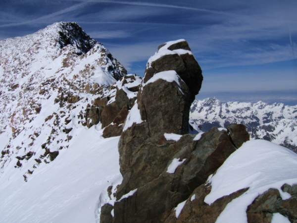#3 gendarme : gendarme de la breche de la cochette d gendarme : gendarme de la breche de la cochette d'ou demare le couloir pour acceder au versant ouest