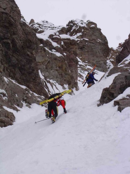 #3 redescente crampons versant La : Romu et Seb: crampons "obligatoires" sur ce bout de couloir raide bien lisse redescente crampons versant La : Romu et Seb: crampons "obligatoires" sur ce bout de couloir raide bien lisse