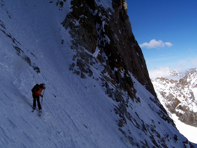 Milieu du couloir : La pente reste forte... (photo Ben)