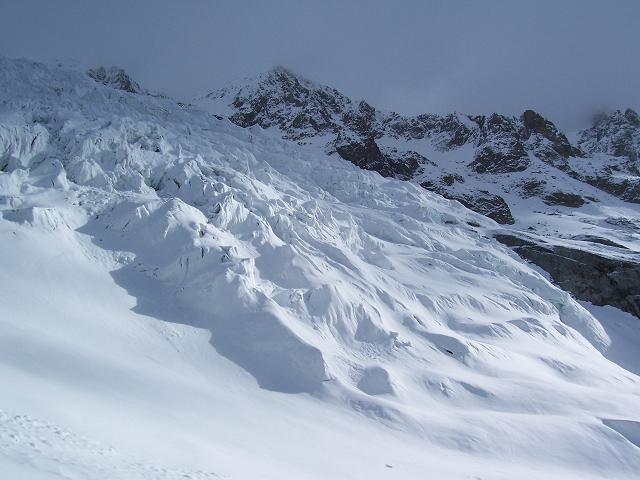 #2 glacier : La base du glacier blanc au lever du soleil. glacier : La base du glacier blanc au lever du soleil.