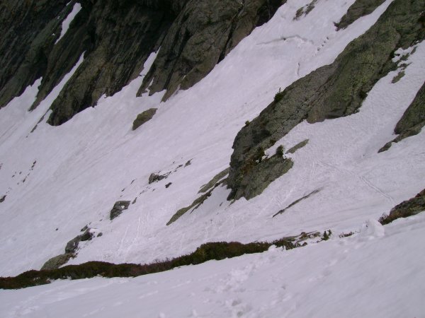 Sous le croisement : Heureusement que la neige n'est pas dure, car ca commence à raviner...