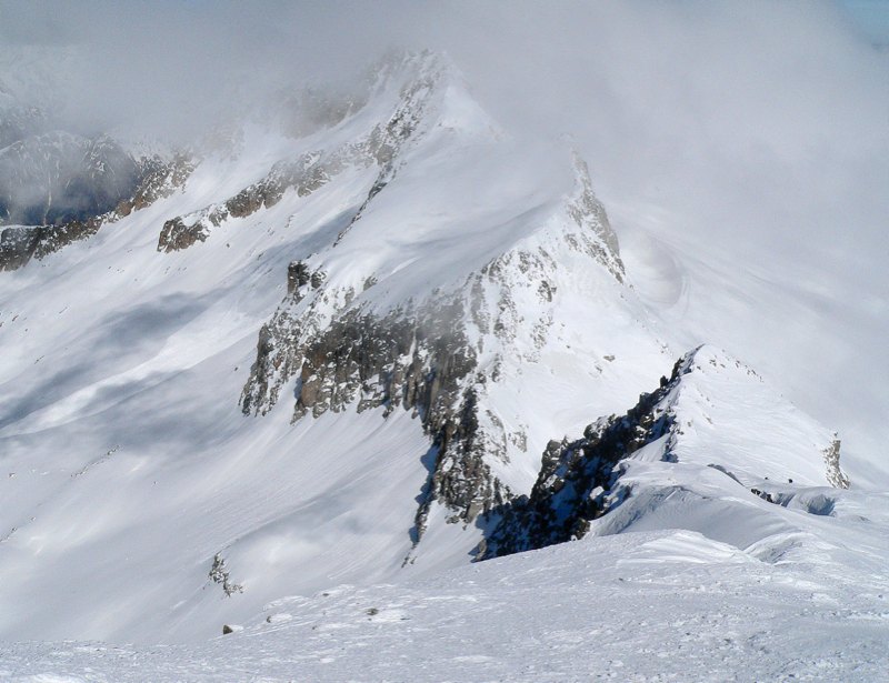 Aneto : crête du milieu, à doite versant glacier Aneto, à gauche versant Coronas . Le col au premier plan y donne accés .