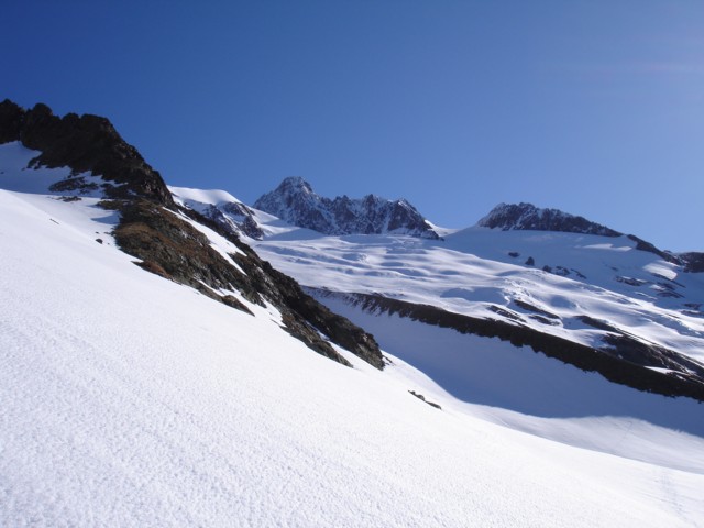 à l'approche de la moraine : Attention aux chutes de pierres