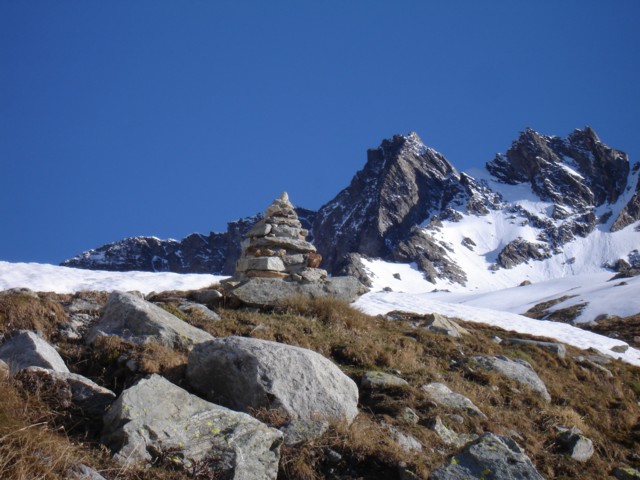 #2 Cairn : Quelques cairns jalonnent l Cairn : Quelques cairns jalonnent l'itinéraire de montée au refuge Robert Blanc