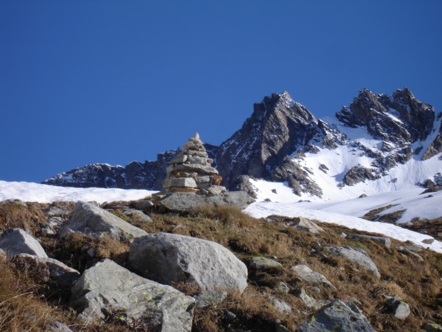 Cairn : Quelques cairns jalonnent l'itinéraire de montée au refuge Robert Blanc