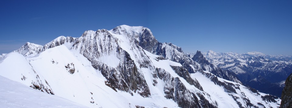 Le Mont Blanc : versant Italien
Au loin, le Grand Combin et le Mont Rose