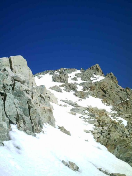 #6 descente de 3340 : en action à la descente, minuscule entre les rochers descente de 3340 : en action à la descente, minuscule entre les rochers