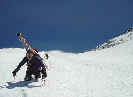 #5 Dans le bas de la face : la trace faite par deux alpinistes devant nous est déjà toute bouchée par le vent Dans le bas de la face : la trace faite par deux alpinistes devant nous est déjà toute bouchée par le vent