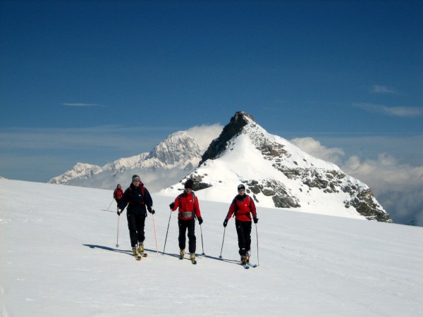 Replat du glacier du Ruitor : Le replat avant la pente sommitale avec fond de Mont-Blanc