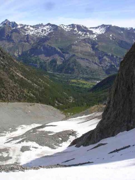 Contrastes : fin de l'itinéraire vers 2500, traverser vers les rochers à droite pour skier "lisse" et bien