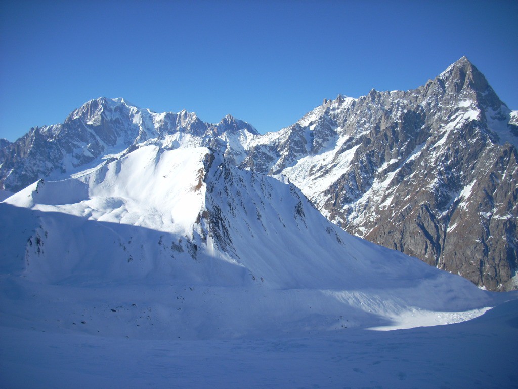 Mont-Blanc (à gauche) et Pointe Walker (à droite)