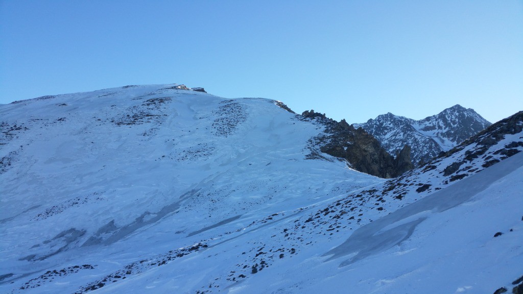 #2 Sommet tout au fond. Beaucoup de traversées entrecoupées de sastrugis plus ou moins haut. Sommet tout au fond. Beaucoup de traversées entrecoupées de sastrugis plus ou moins haut.
