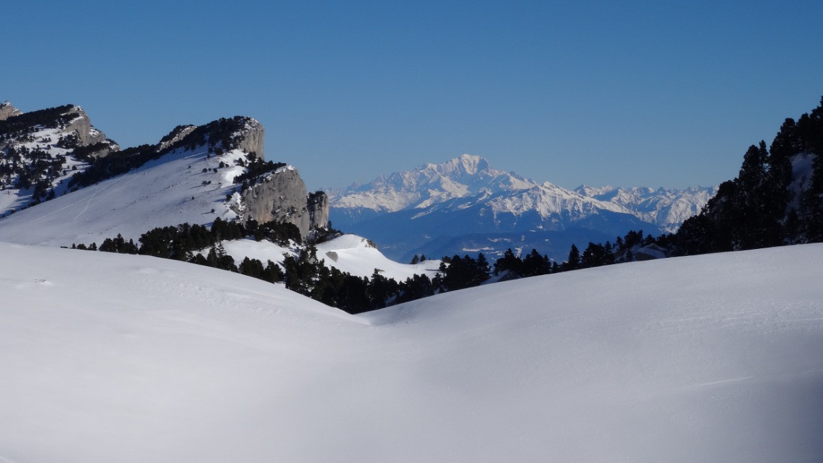 #16 lucarne sur le Mont Blanc lucarne sur le Mont Blanc