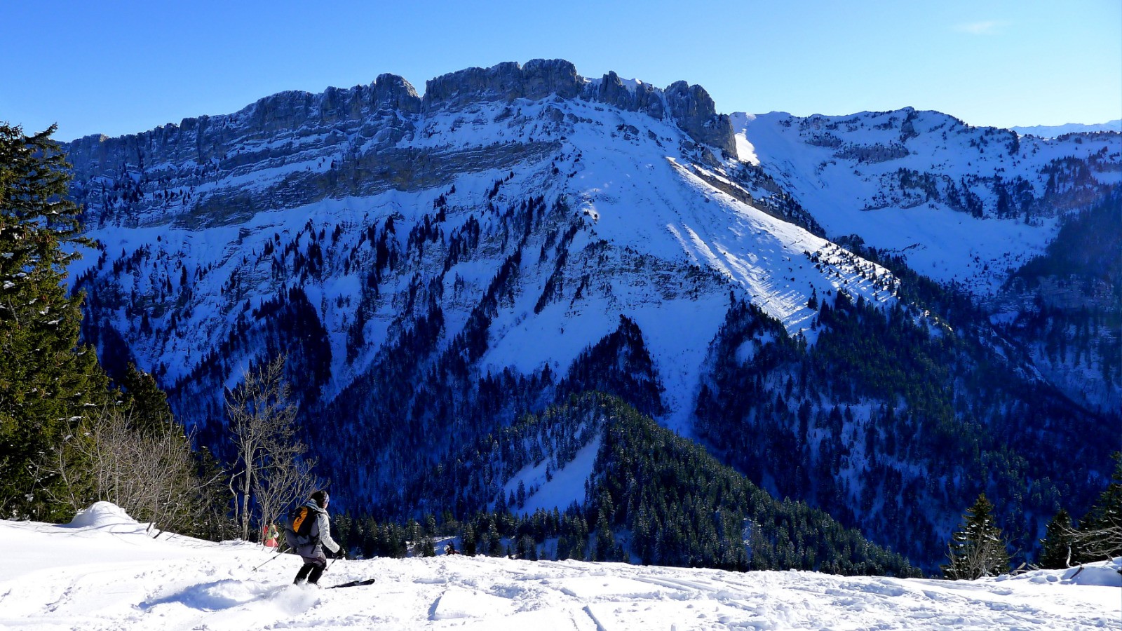 #2 Descente E de la Scia. En face, la suite du programme Descente E de la Scia. En face, la suite du programme