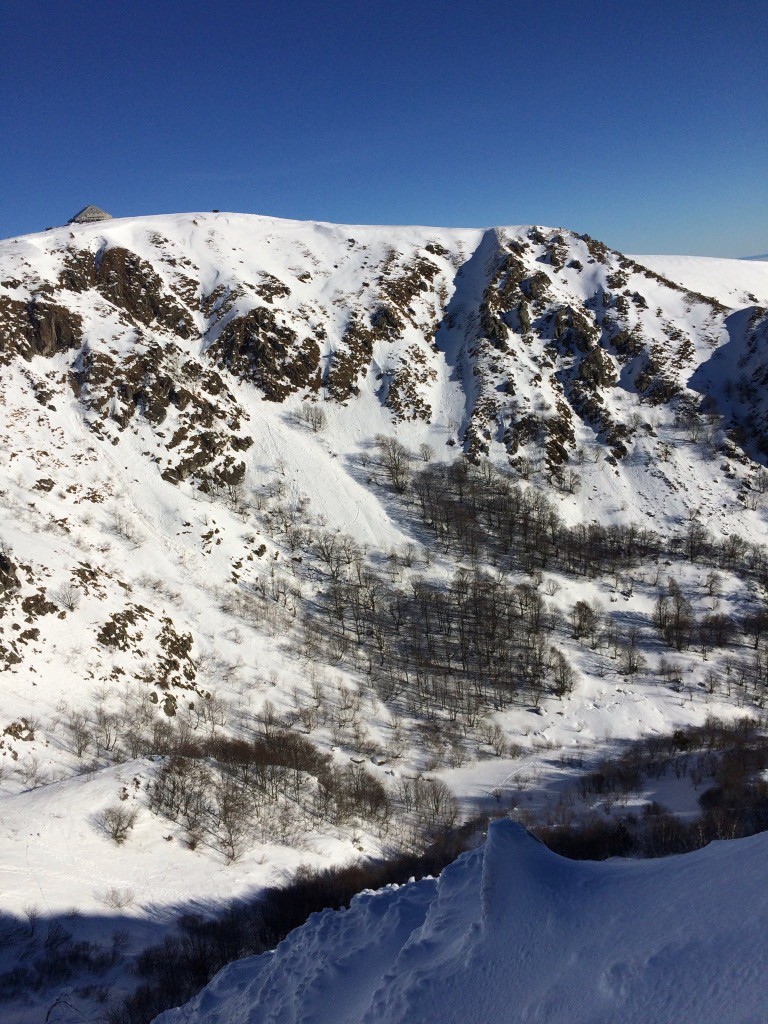 #2 Face sud du Hohneck avec le petit couloir descendu aujourd Face sud du Hohneck avec le petit couloir descendu aujourd'hui.