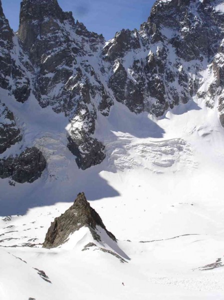 #16 la fin en transfo : pied du couloir en bonne transfo, le skieur paraît bien minuscule devant ces faces... la fin en transfo : pied du couloir en bonne transfo, le skieur paraît bien minuscule devant ces faces...