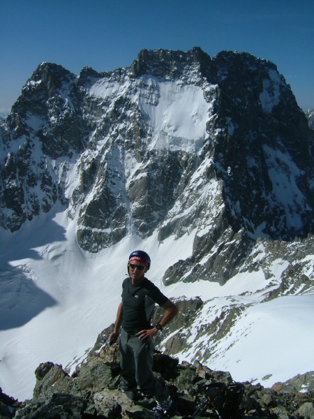 #4 Ailefroide et son sérac : Nico au sommet du col , ça chauffe dur ! Ailefroide et son sérac : Nico au sommet du col , ça chauffe dur !