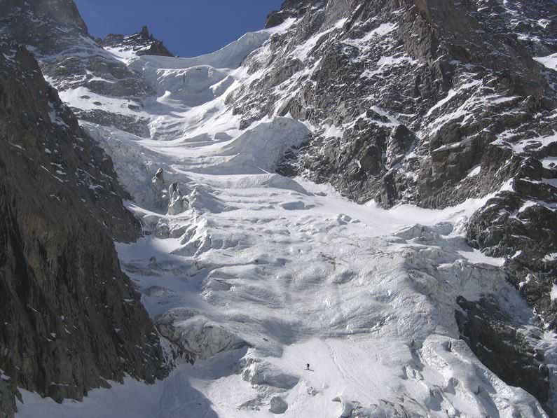#13 Col Est du Pelvoux : Manu s Col Est du Pelvoux : Manu s'échappe enfin de cet univers de glace.