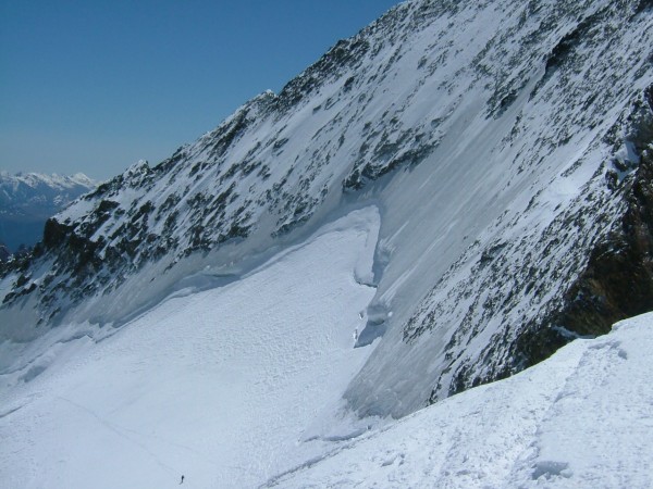 La Barre de ...glace : Seb minuscule sous cette barre qui ne sera peut être plus skiable avant ....