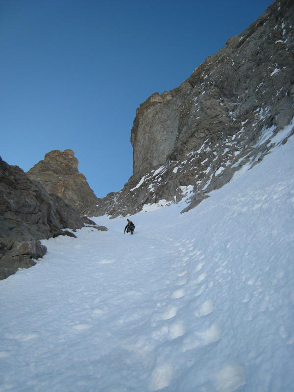 #5 dans le couloir : dans la branche médiane, une bonne neige béton. dans le couloir : dans la branche médiane, une bonne neige béton.