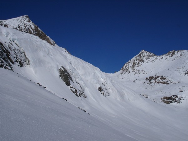 Glacier Tonini : La fin du glacier Tonini, avec le col de Sea à droite