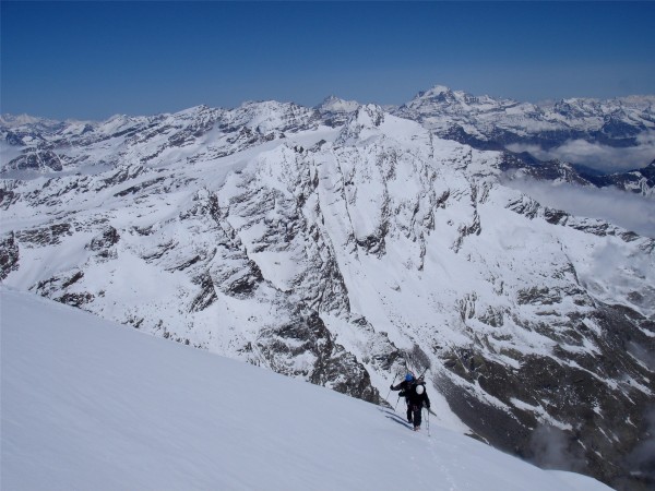 #7 Montée est : Dans le passage raide donnant accès à l Montée est : Dans le passage raide donnant accès à l'arête. Au fond, le grand Paradis
