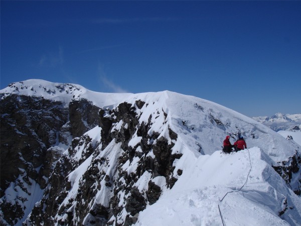 #9 Arête est : Passage délicat, nous nous encordons. En haut à gauche le sommet Arête est : Passage délicat, nous nous encordons. En haut à gauche le sommet