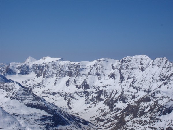 #5 Lombarde : La vallée de la Lombarde, moins longue que sa voisine Ribon, dominée par son impressionnante muraille, et tout au bout par Rochemelon Lombarde : La vallée de la Lombarde, moins longue que sa voisine Ribon, dominée par son impressionnante muraille, et tout au bout par Rochemelon