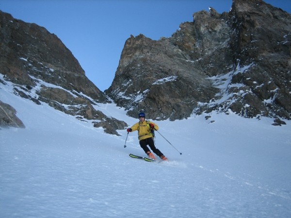 #1 Col des Ecrins : Thomas dans les pentes du col des Ecrins, peu avant la traversée. Vraiment pas rassurante cette descente, Bastien et moi avons préféré chausser un peu plus bas lorsque l Col des Ecrins : Thomas dans les pentes du col des Ecrins, peu avant la traversée. Vraiment pas rassurante cette descente, Bastien et moi avons préféré chausser un peu plus bas lorsque l'exposition fut moindre