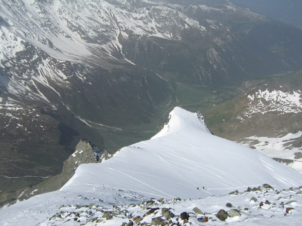 #4 Du sommet : Les deux alpinistes en bavent un peu pour faire la trace. Les skis c Du sommet : Les deux alpinistes en bavent un peu pour faire la trace. Les skis c'est mieux, surtout pour la descente...