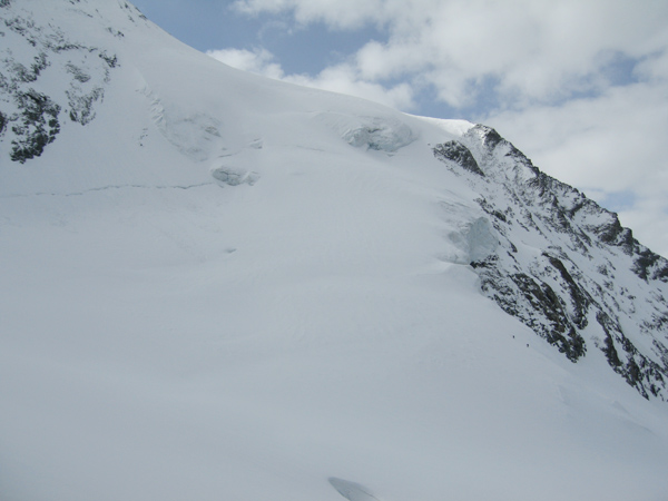 #1 face du Mt pourri : C face du Mt pourri : C'est bien austère à l'ombre. On voit les 2 alpinistes à droite