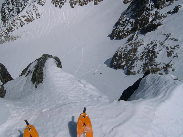 Cochette : 2 skieurs montent vers les couloirs N de la Cochette. Vertigineux d'en haut!