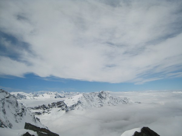 Les Ecrins dans les nuages : Au fond le massif des Ecrins dans les nuages