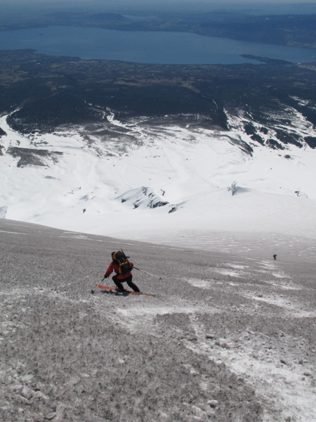 #10 Descente du Villarica : Départ de la descente du Villiarrica dans une neige cendrée, au fond le Lago Villarrica. Descente du Villarica : Départ de la descente du Villiarrica dans une neige cendrée, au fond le Lago Villarrica.