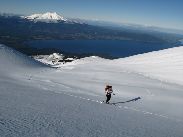 #6 Montée à l Montée à l'Osorno : La montée à l'Osorno avec au fond le lago Llanquihue et le volcan Calbuco