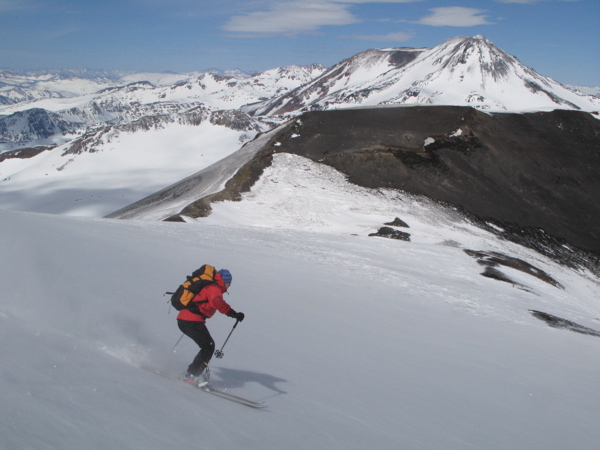 #1 Descente du Nevados : Sur les pentes du Nevados de Chillian, au fond le Chillian Nuevo skié la veille. Descente du Nevados : Sur les pentes du Nevados de Chillian, au fond le Chillian Nuevo skié la veille.