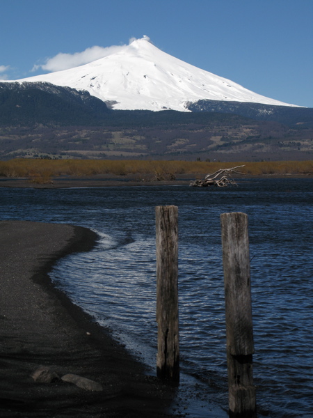 #3 Volcan Villarrica : Le Villarrica de la rive nord du lac éponyme. Volcan Villarrica : Le Villarrica de la rive nord du lac éponyme.